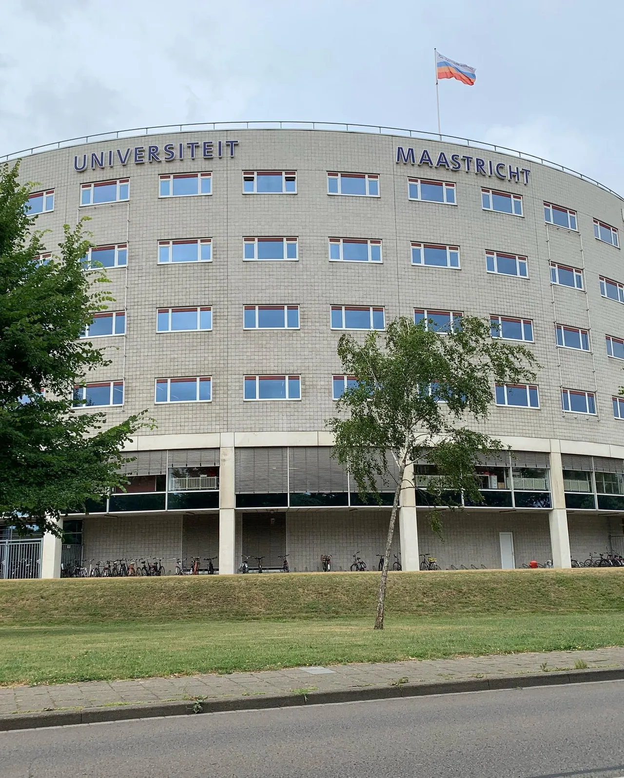 De gevel van een gebouw van Universiteit Maastricht.